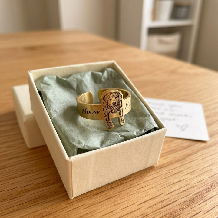 adjustable ring engraved with a pet portrait, in a gift box