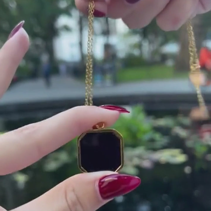 Magic heated photo necklace: rub the black pendant and the hidden photo appears